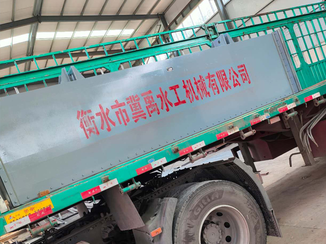 鋼閘門準備發貨中